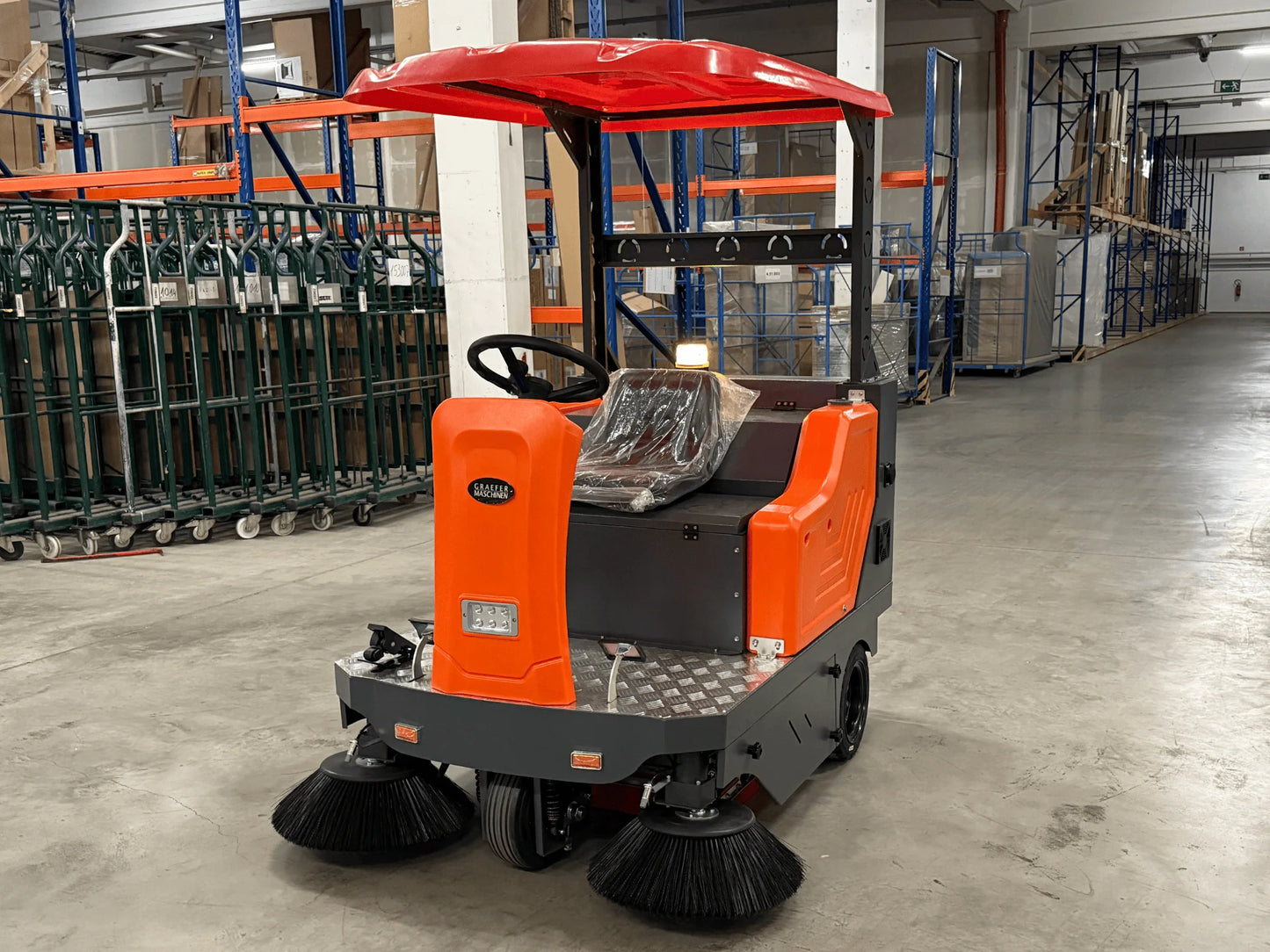 KM160-PRO Ride-on Sweeper with Roof