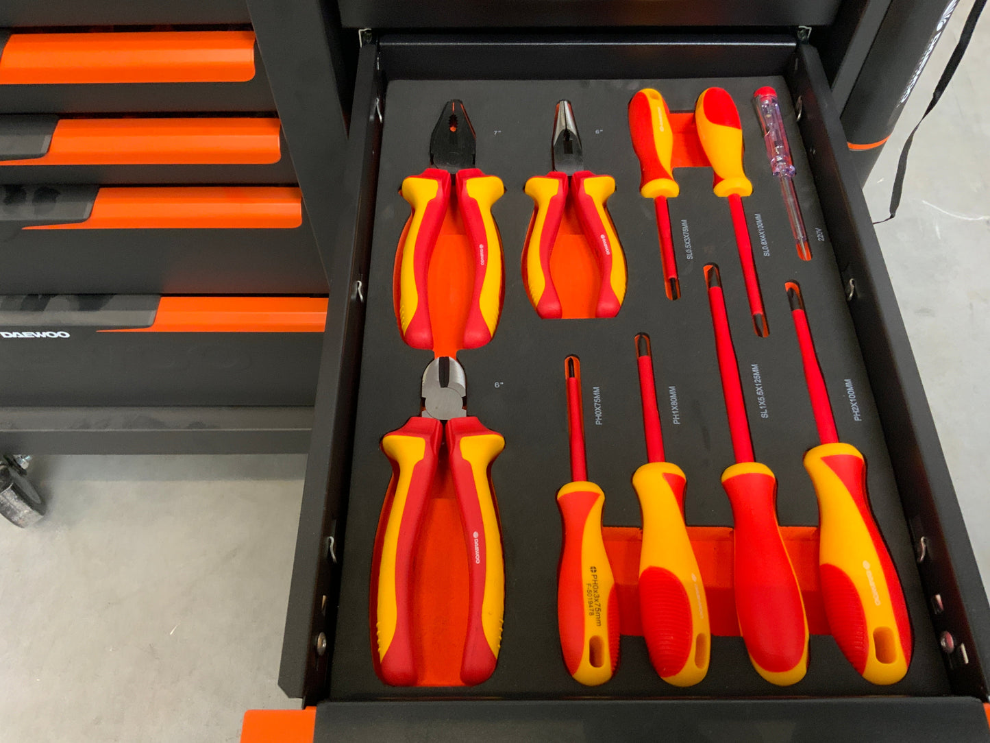 Daewoo tool trolley 267 pieces - professional quality